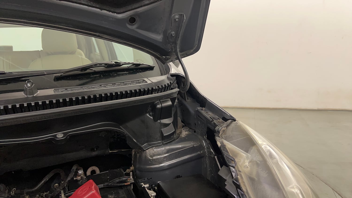 Used 2013 Maruti Suzuki Ertiga Vxi Petrol Manual engine ENGINE LEFT SIDE HINGE & APRON VIEW