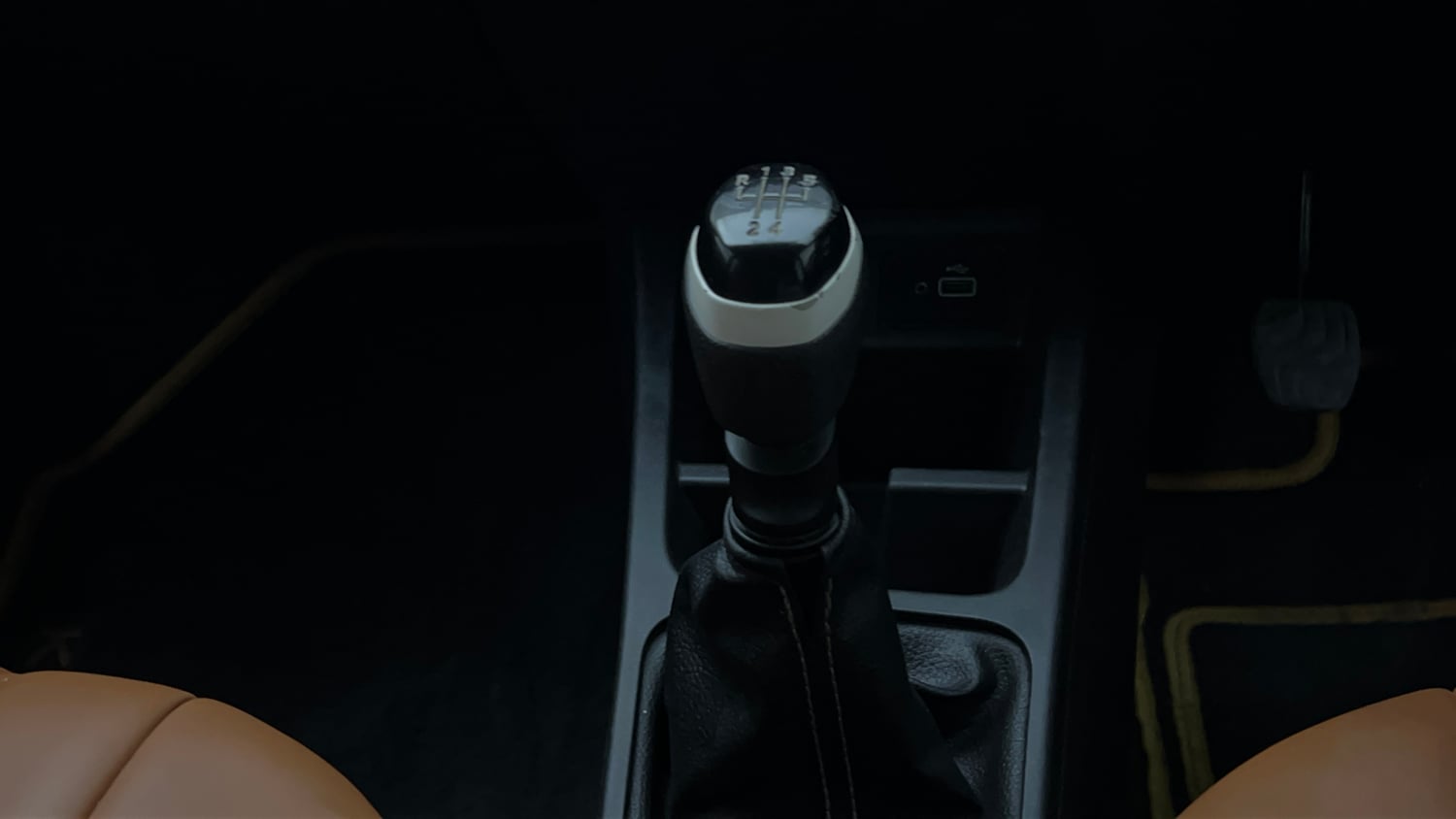 Used 2022 Renault Kwid Climber Dual Tone Petrol Manual interior GEAR  KNOB VIEW