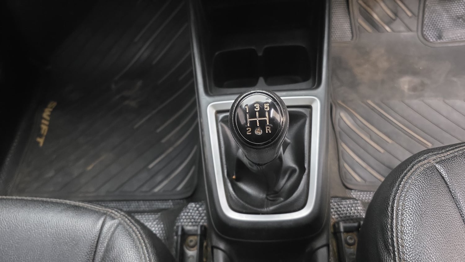Used 2018 Maruti Suzuki Swift VDi Diesel Manual interior GEAR  KNOB VIEW
