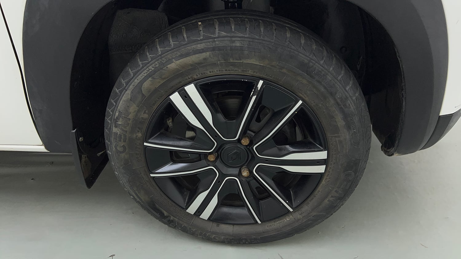 Used 2022 Renault Kwid Climber Dual Tone Petrol Manual tyres RIGHT FRONT TYRE RIM VIEW