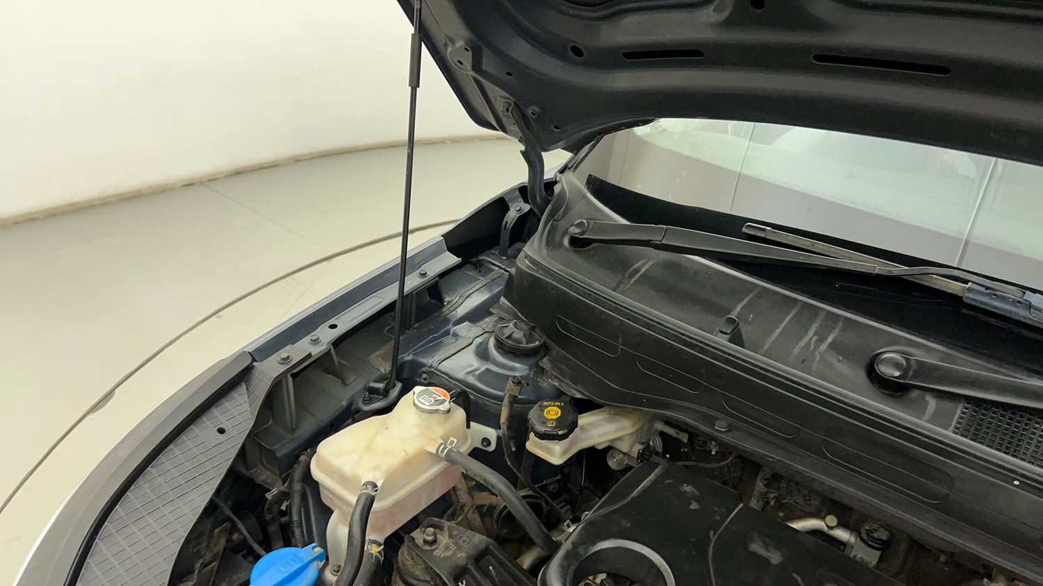 Used 2019 Hyundai Venue SX Plus 1.0 Turbo DCT Petrol Automatic engine ENGINE RIGHT SIDE HINGE & APRON VIEW