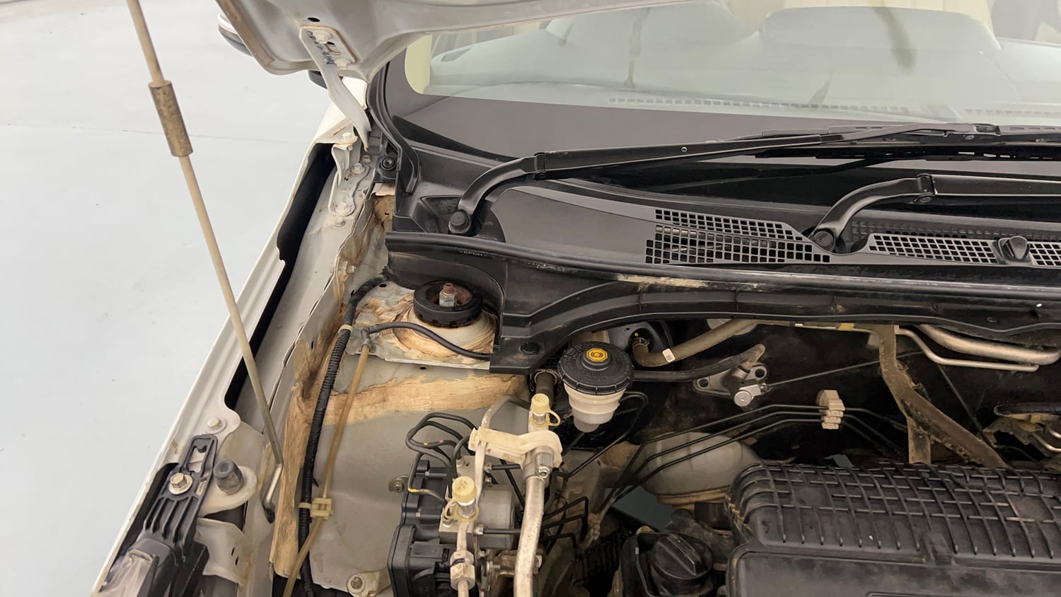 Used 2023 Honda Amaze VX 1.2 Petrol MT Petrol Manual engine ENGINE RIGHT SIDE HINGE & APRON VIEW