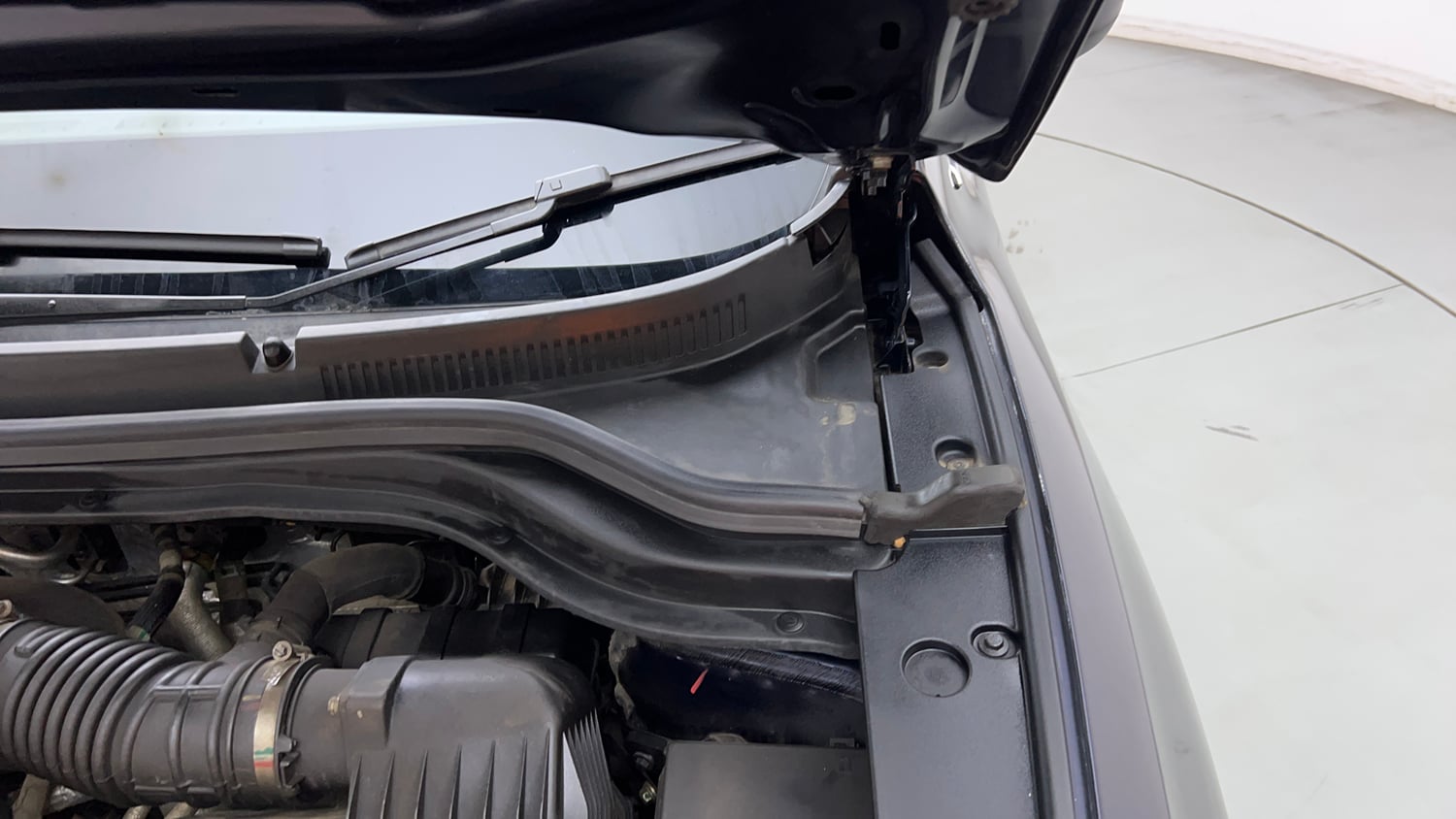 Used 2022 Mahindra XUV700 AX 5 Petrol MT 7 STR Petrol Manual engine ENGINE LEFT SIDE HINGE & APRON VIEW