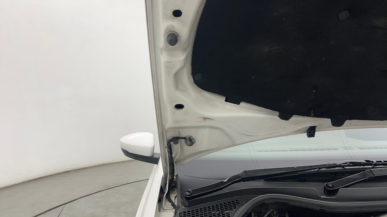 Used 2022 Volkswagen Vento Highline 1.0L TSI Petrol Manual engine ENGINE RIGHT SIDE HINGE & APRON VIEW