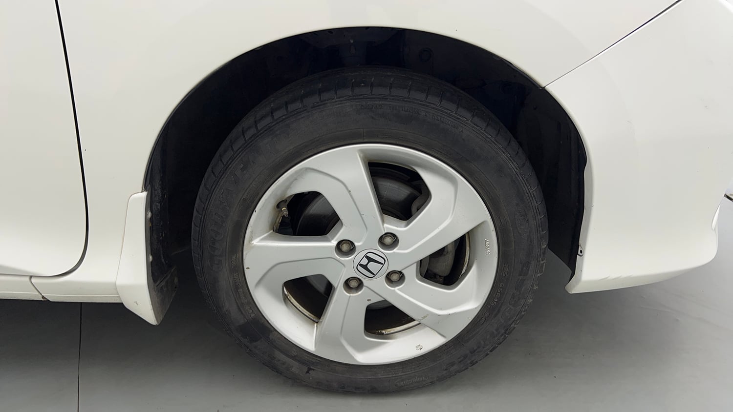 Used 2017 Honda City V Petrol Manual tyres RIGHT FRONT TYRE RIM VIEW