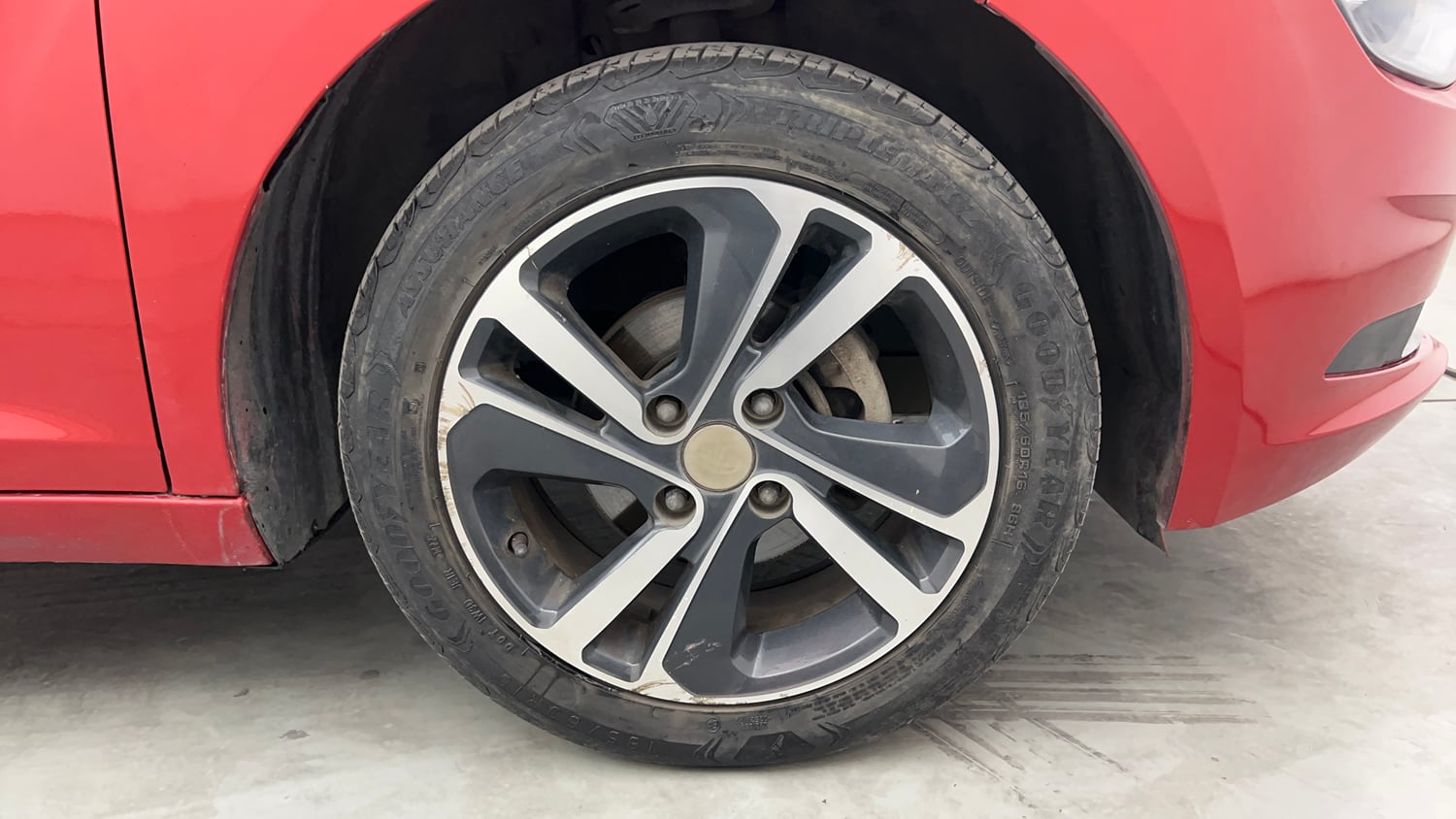 Used 2022 Tata Altroz XZA Petrol Petrol Automatic tyres RIGHT FRONT TYRE RIM VIEW