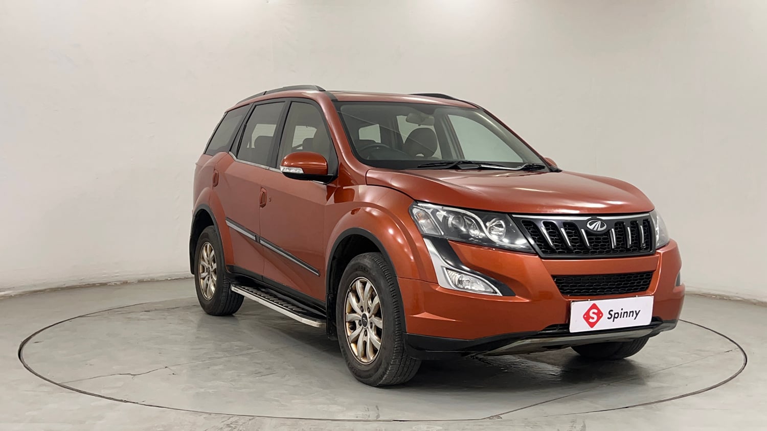 Used 2016 Mahindra XUV500 W10 AT Diesel Automatic exterior RIGHT FRONT CORNER VIEW