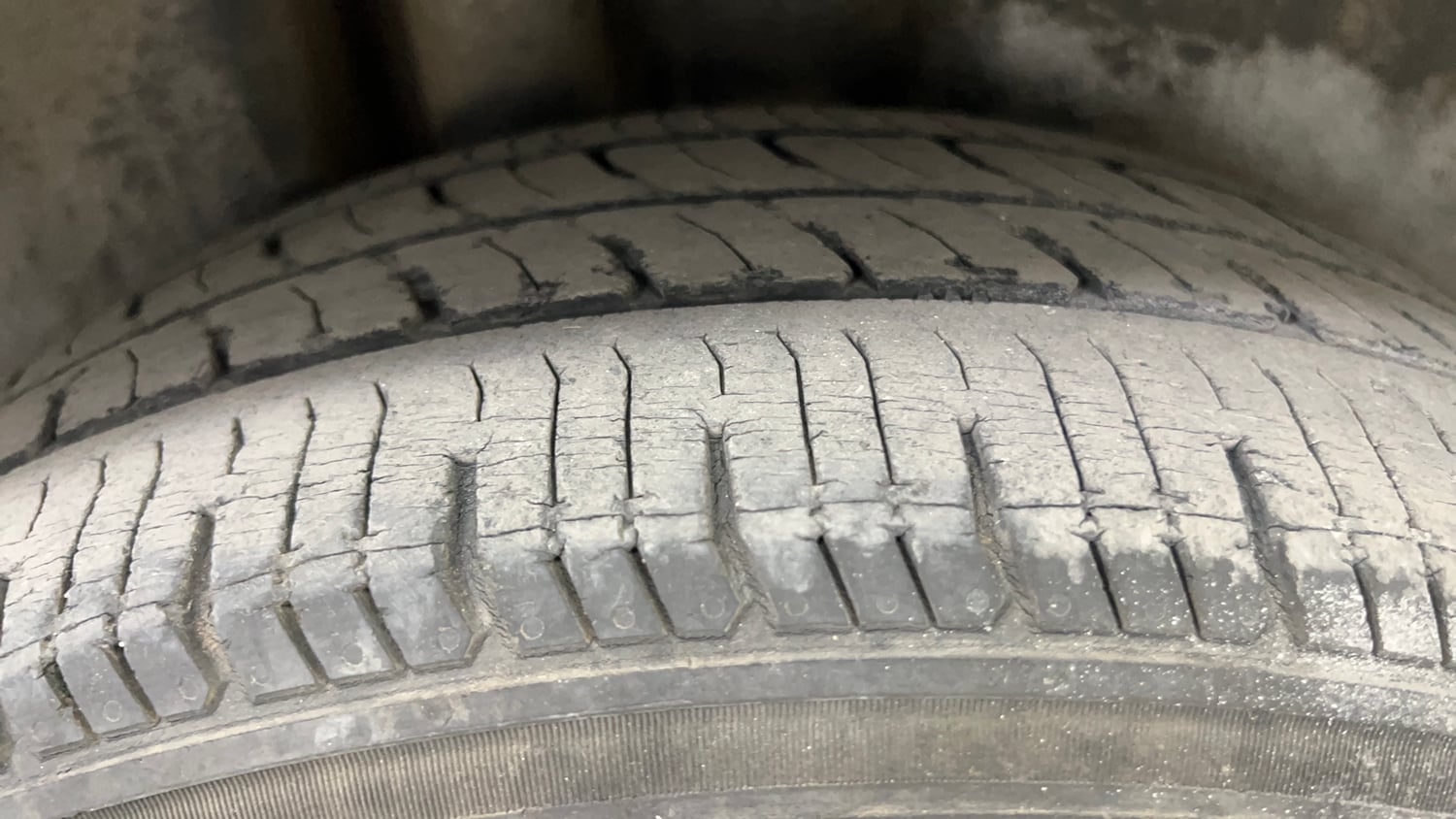 Used 2014 Volkswagen Vento Highline Diesel Diesel Manual tyres RIGHT REAR TYRE TREAD VIEW