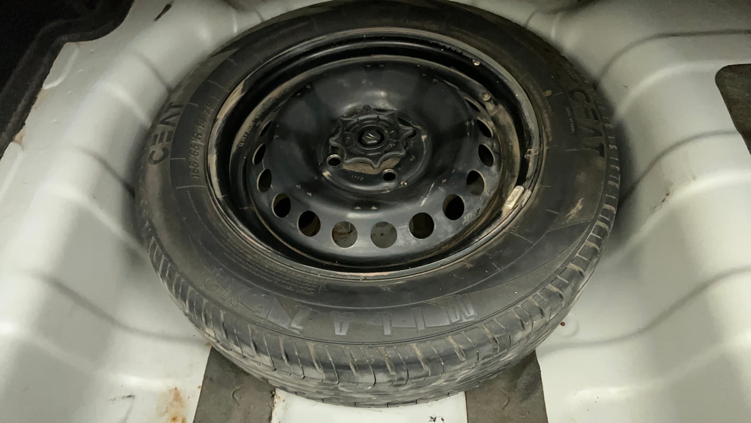 Used 2014 Hyundai Xcent Base 1.2 Petrol Manual tyres SPARE TYRE VIEW