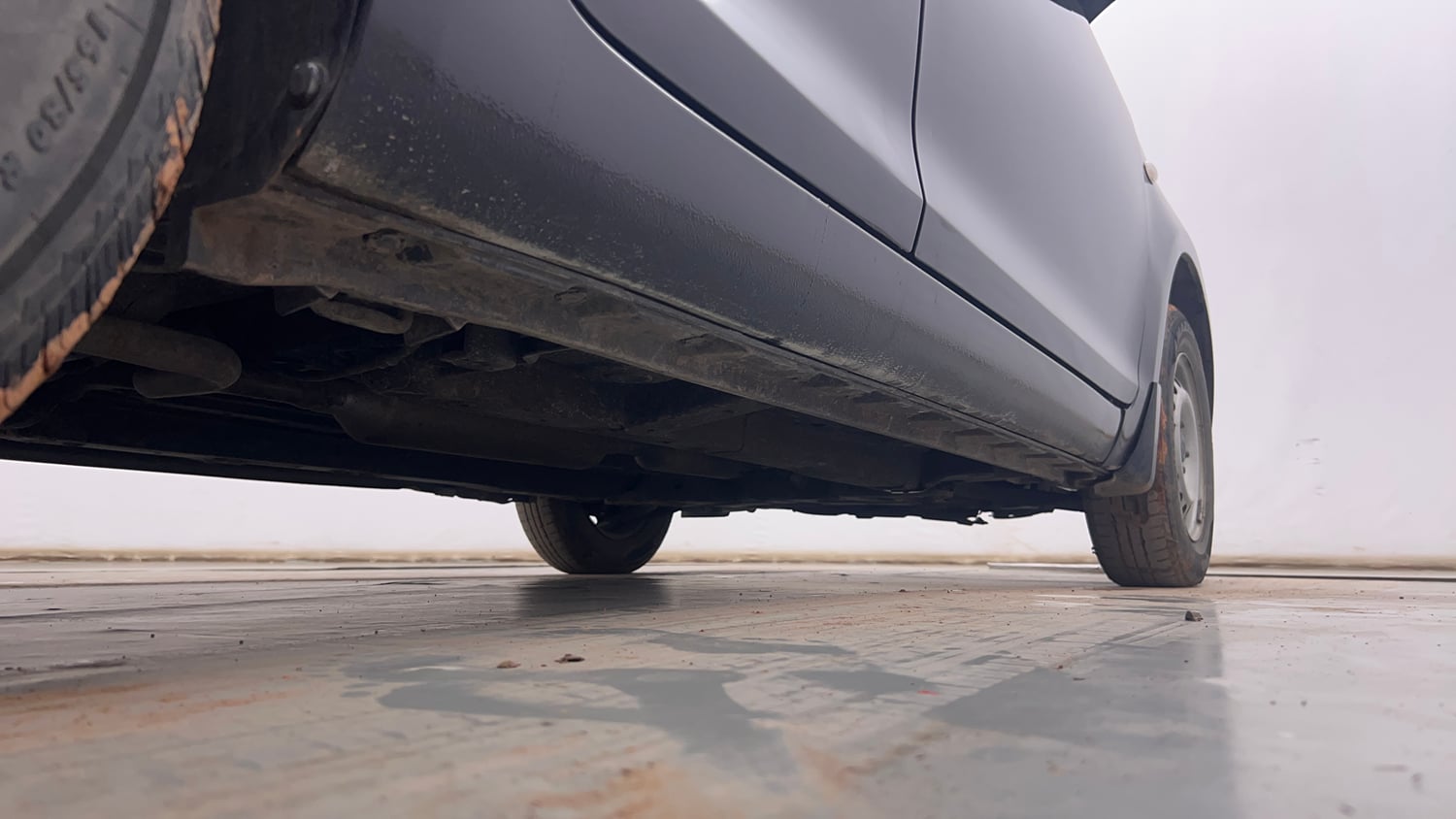 Used 2015 Maruti Suzuki Swift LXi Petrol Manual extra REAR RIGHT UNDERBODY VIEW
