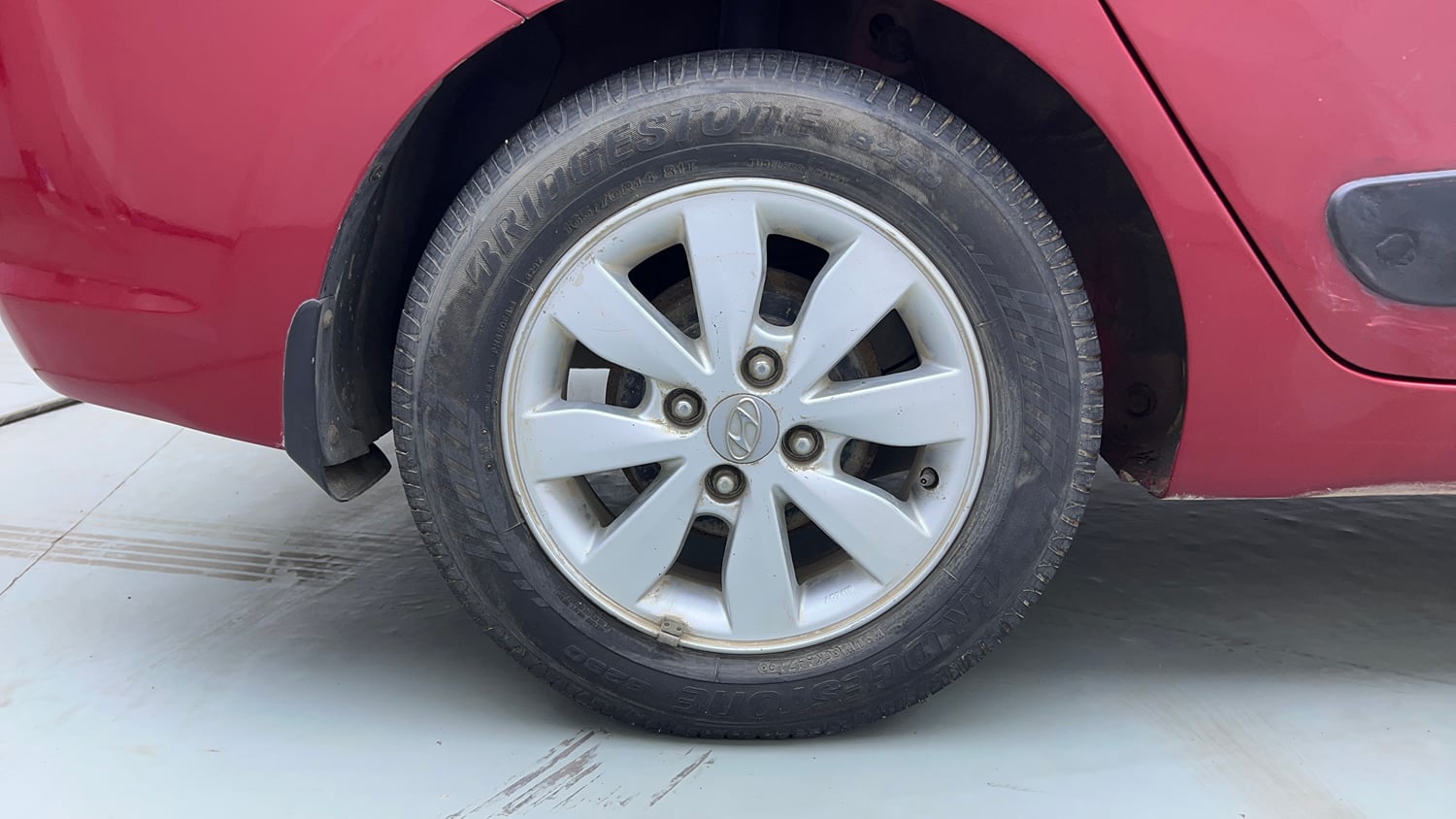Used 2015 Hyundai Xcent SX 1.2 Petrol Manual tyres RIGHT REAR TYRE RIM VIEW