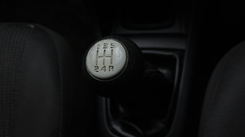 Used 2015 Maruti Suzuki Swift LXi Petrol Manual interior GEAR  KNOB VIEW