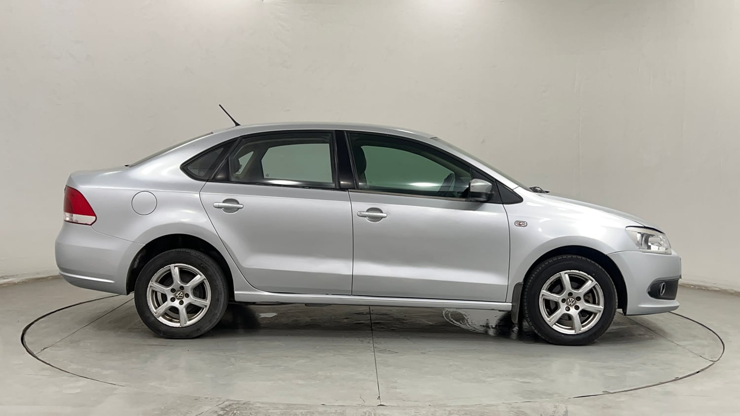 Used 2014 Volkswagen Vento Highline Diesel Diesel Manual exterior RIGHT SIDE VIEW