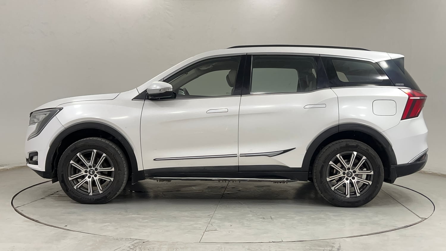 Used 2022 Mahindra XUV700 AX 7 Petrol AT 7 STR Petrol Automatic exterior LEFT SIDE VIEW