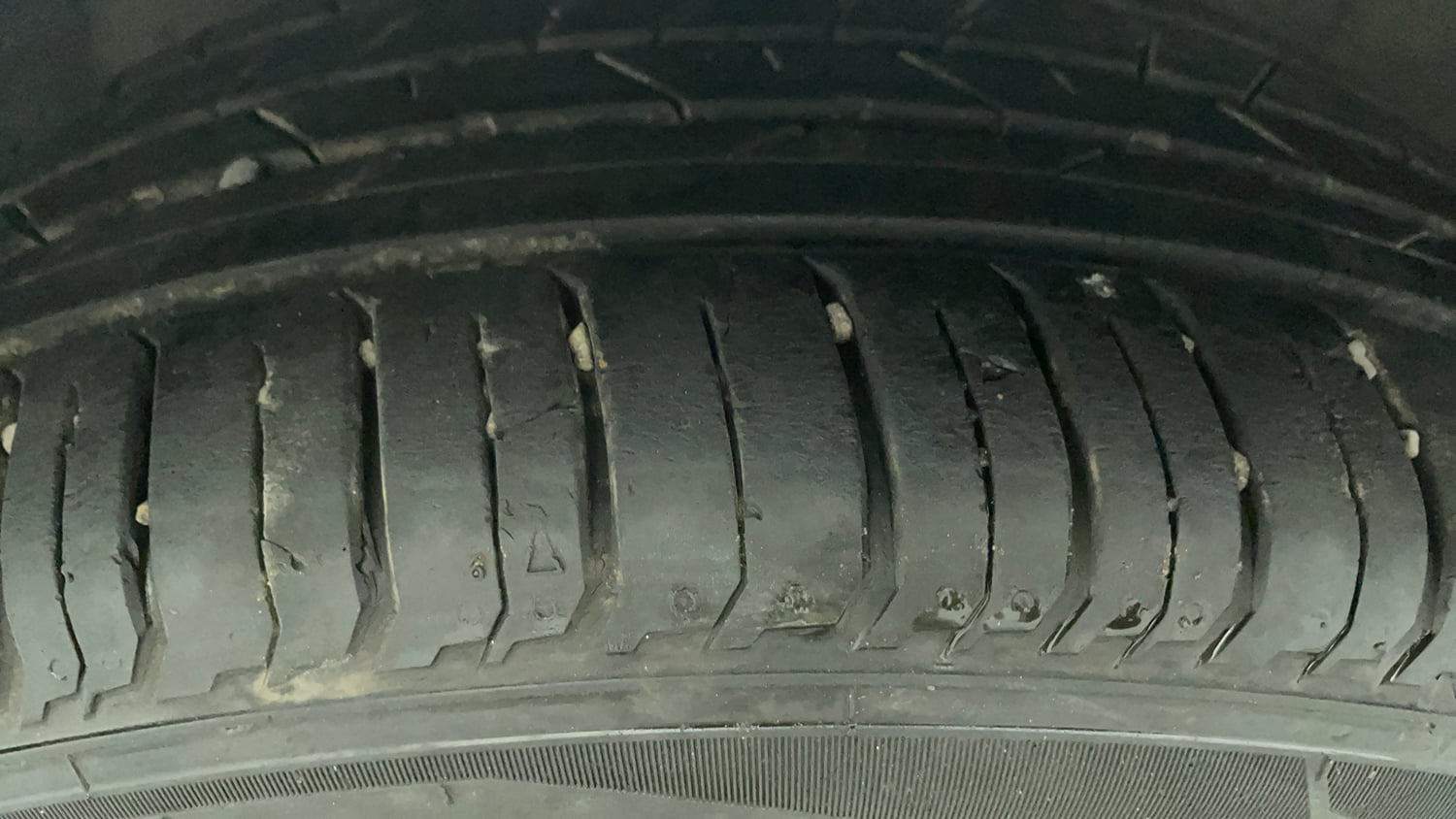 Used 2023 Hyundai i20 Sportz 1.2 MT Dual Tone Petrol Manual tyres LEFT FRONT TYRE TREAD VIEW