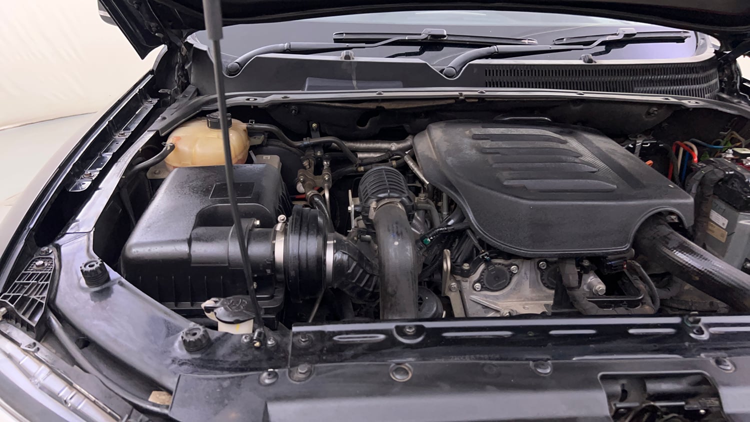 Used 2022 Mahindra Scorpio N Z8 L Petrol AT 7 STR Petrol Automatic engine ENGINE RIGHT SIDE HINGE & APRON VIEW