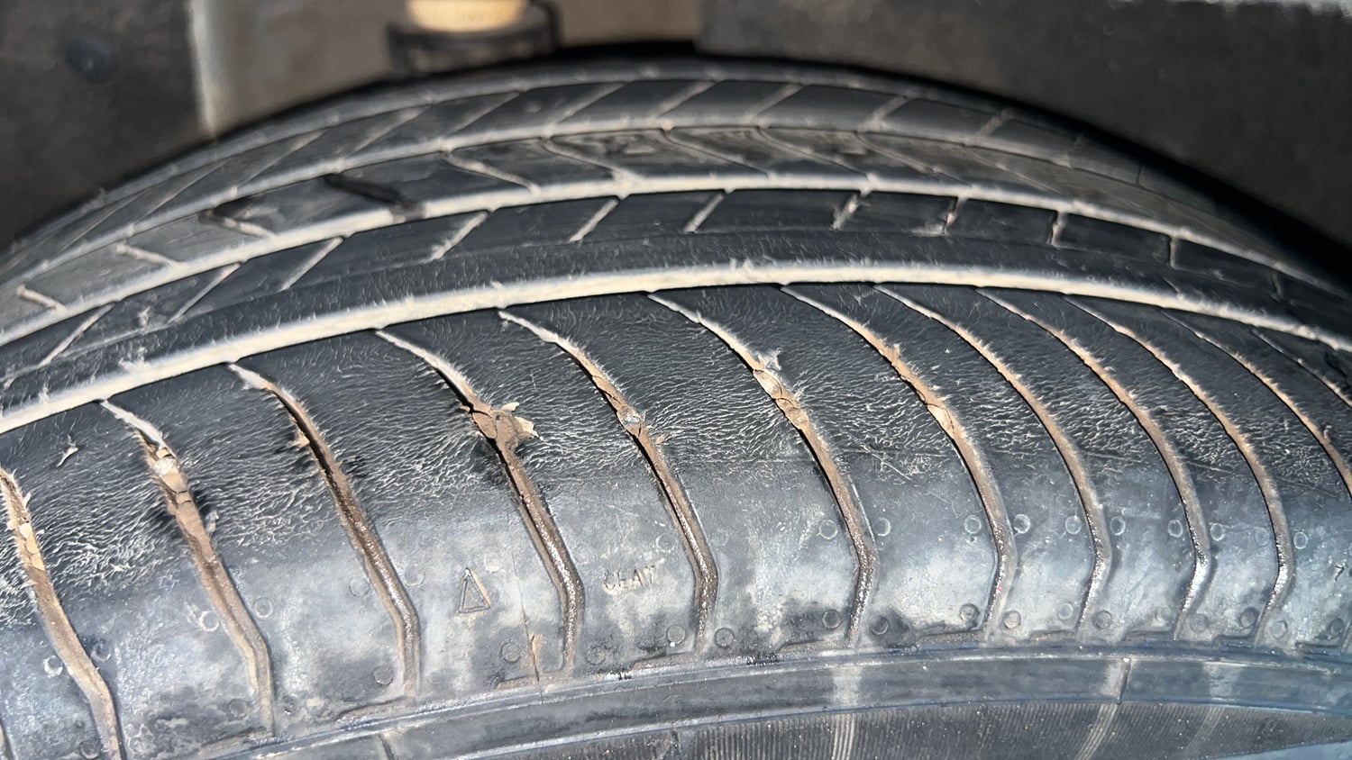 Used 2022 Hyundai Alcazar Signature (O) 6 STR 1.5 Diesel AT Diesel Automatic tyres RIGHT REAR TYRE TREAD VIEW