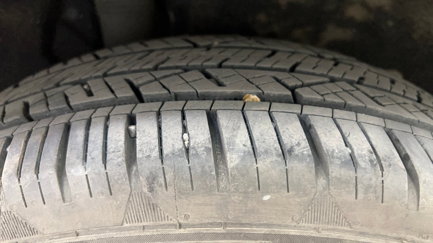 Used 2022 Mahindra XUV700 AX 7 Petrol AT 7 STR Petrol Automatic tyres RIGHT REAR TYRE TREAD VIEW