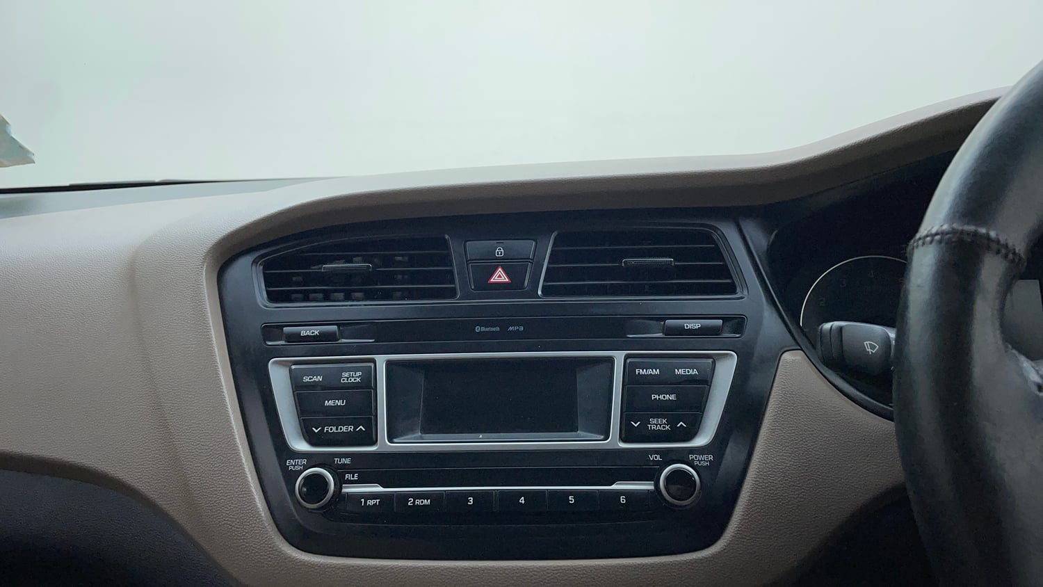 Used 2016 Hyundai Elite i20 Sportz 1.2 Petrol Manual top_features Integrated (in-dash) music system