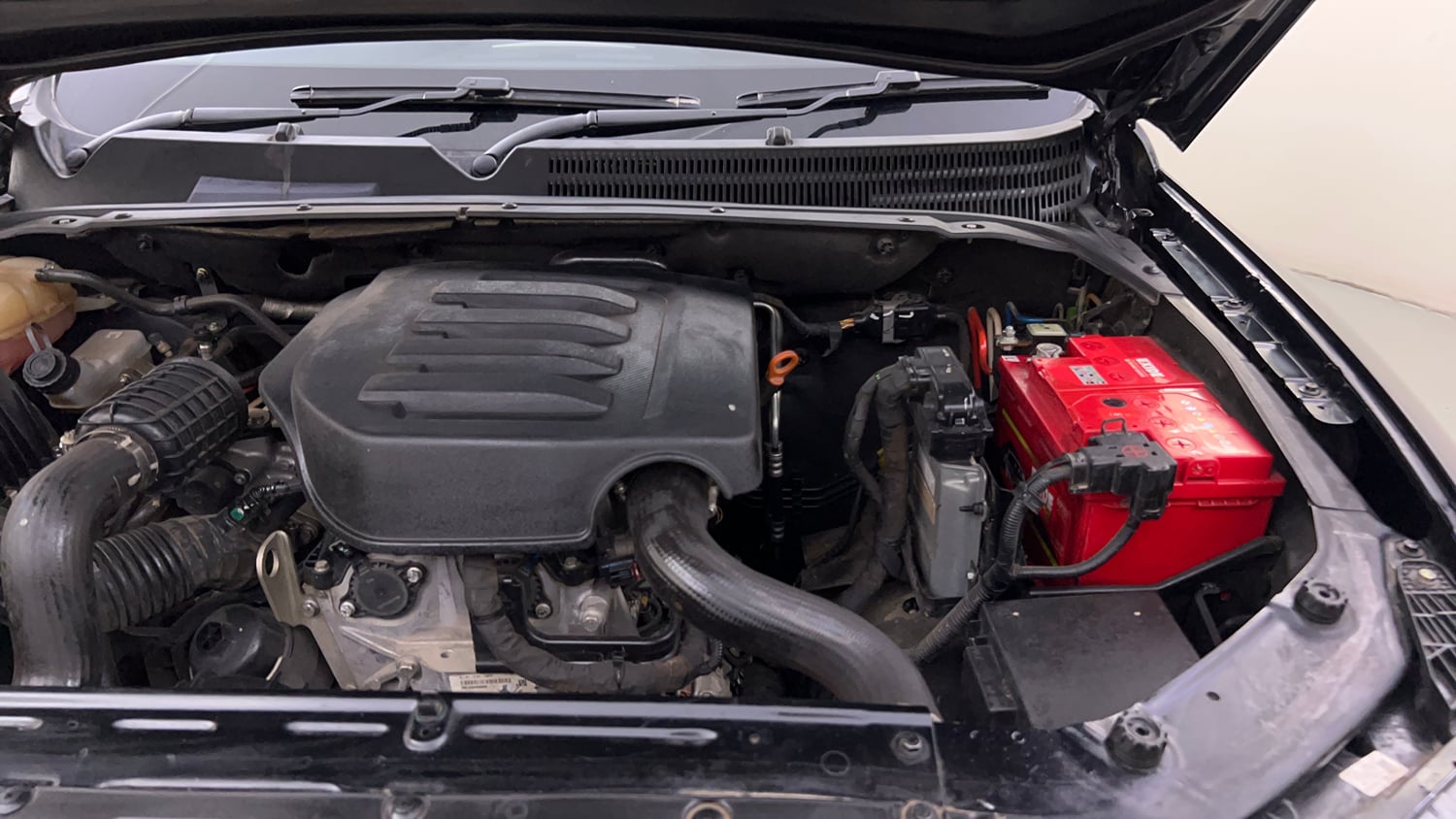 Used 2022 Mahindra Scorpio N Z8 L Petrol AT 7 STR Petrol Automatic engine ENGINE LEFT SIDE HINGE & APRON VIEW