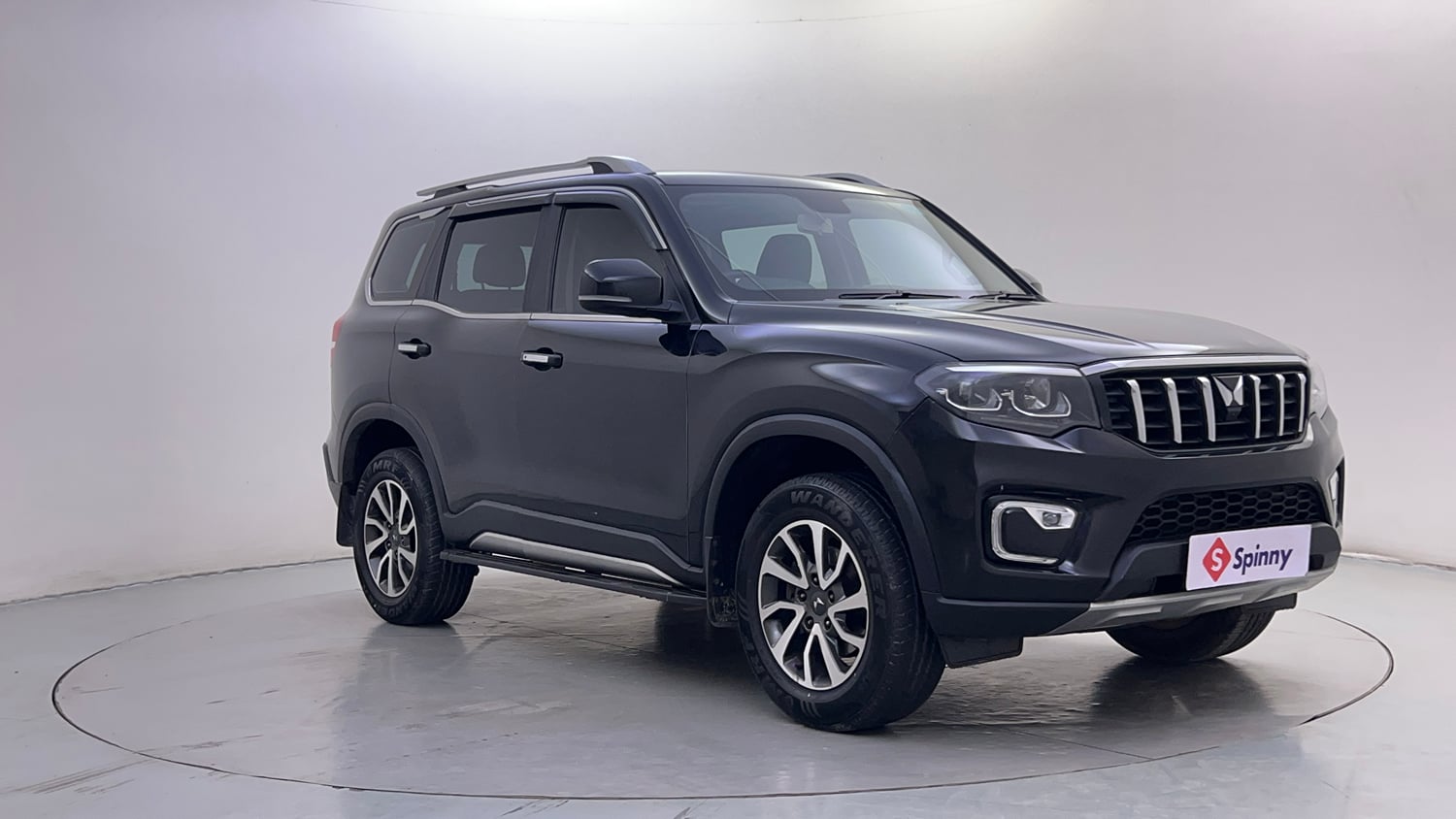 Used 2022 Mahindra Scorpio N Z8 L Petrol AT 7 STR Petrol Automatic exterior RIGHT FRONT CORNER VIEW