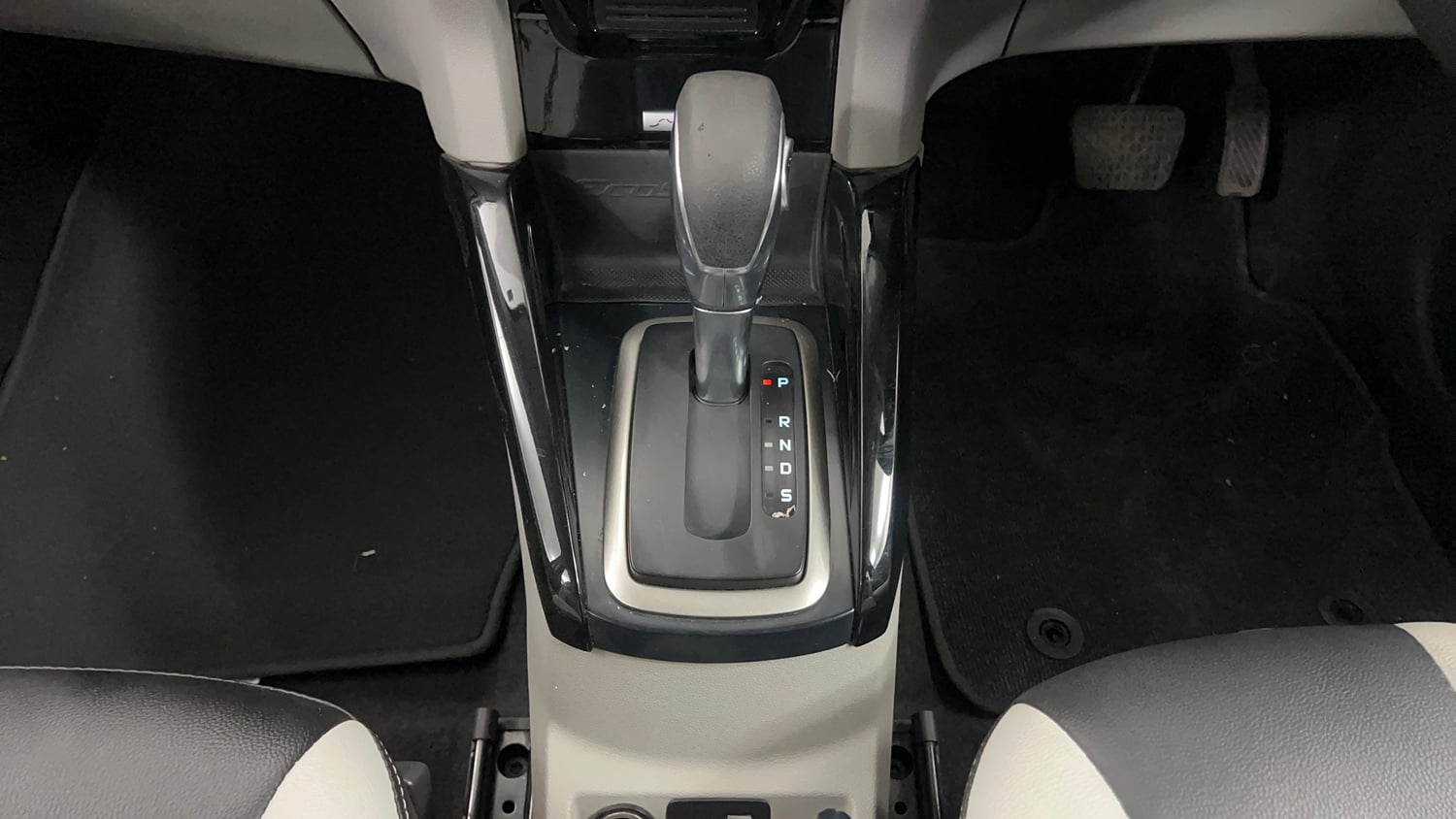 Used 2017 Ford EcoSport Titanium 1.5L Ti-VCT AT Petrol Automatic interior GEAR  KNOB VIEW