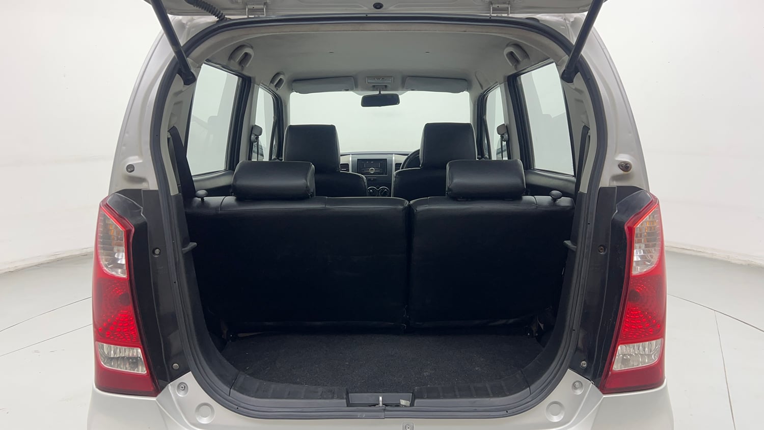 Used 2015 Maruti Suzuki Wagon R LXI Petrol Manual interior DICKY INSIDE VIEW
