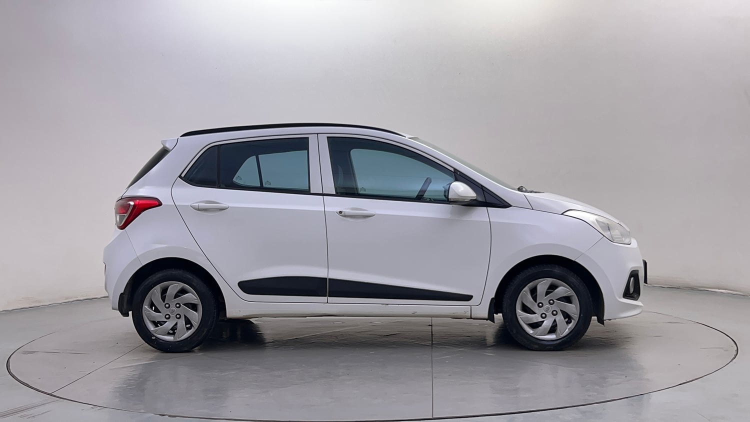Used 2017 Hyundai Grand i10 Sportz 1.2 Kappa VTVT Petrol Manual exterior RIGHT SIDE VIEW