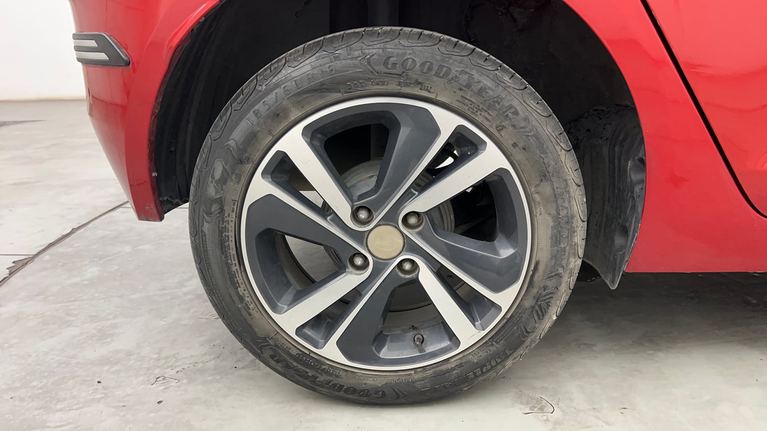 Used 2022 Tata Altroz XZA Petrol Petrol Automatic tyres RIGHT REAR TYRE RIM VIEW