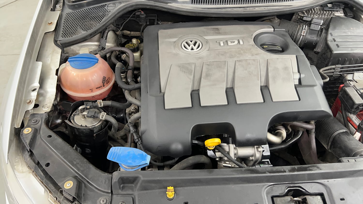 Used 2014 Volkswagen Vento Highline Diesel Diesel Manual engine ENGINE RIGHT SIDE VIEW