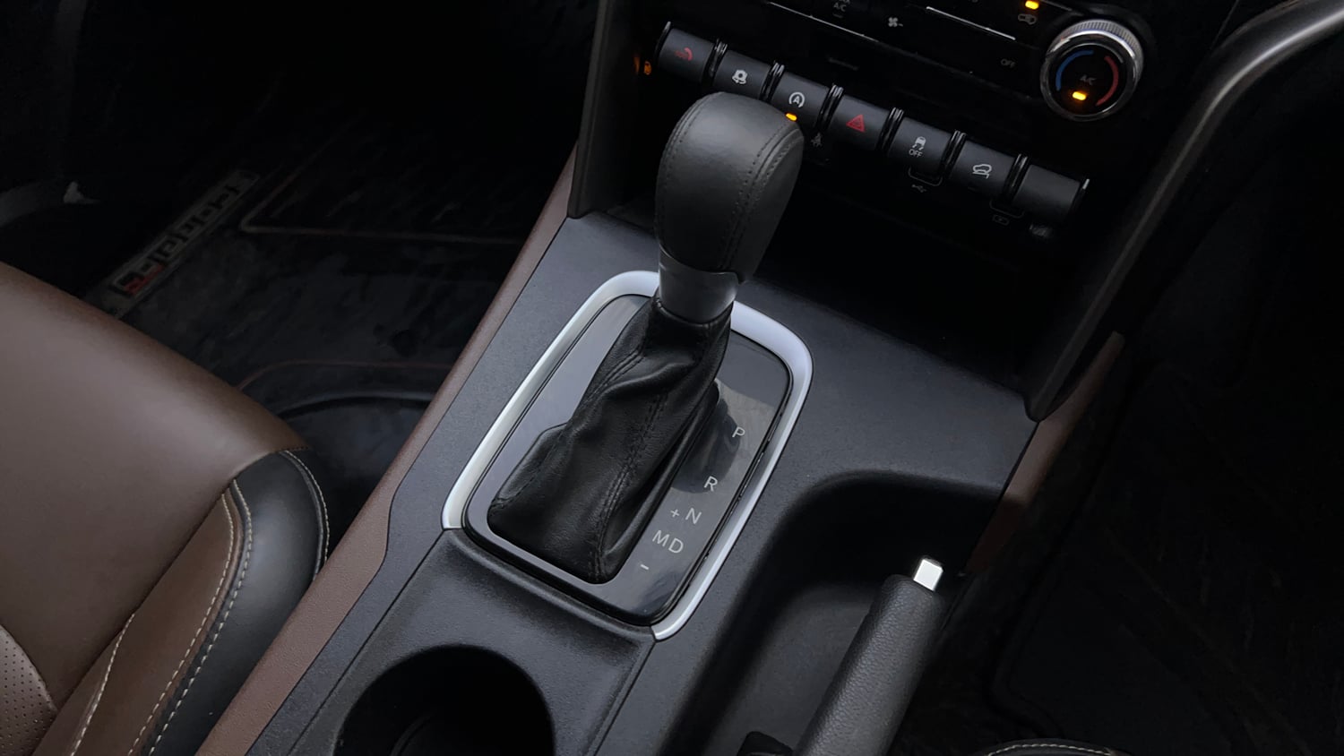 Used 2022 Mahindra Scorpio N Z8 L Petrol AT 7 STR Petrol Automatic interior GEAR  KNOB VIEW
