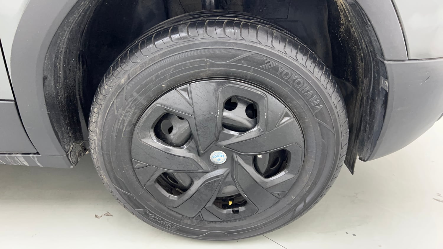 Used 2023 Tata Punch Pure MT Petrol Manual tyres RIGHT FRONT TYRE RIM VIEW