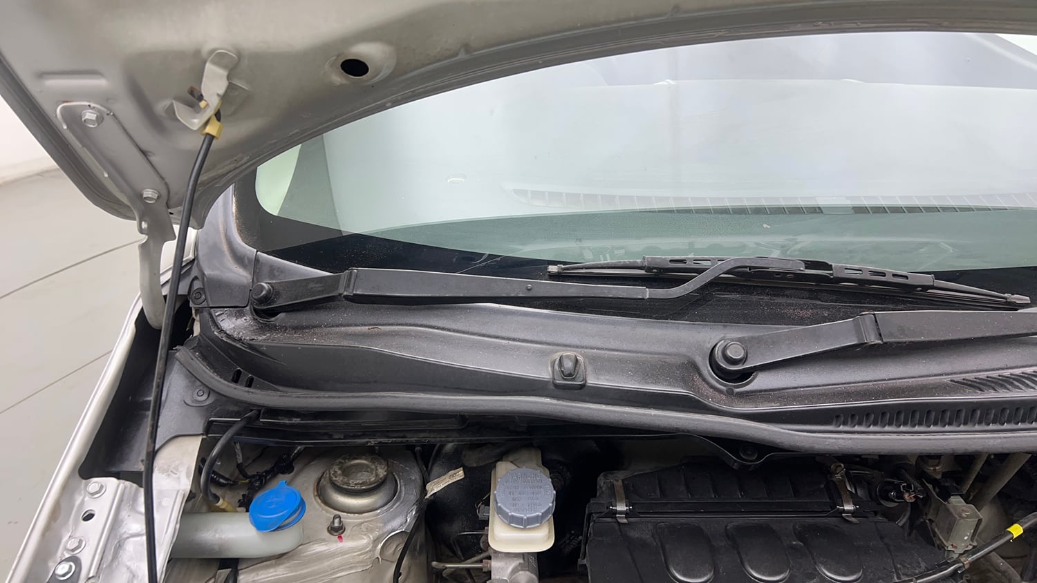 Used 2015 Maruti Suzuki Wagon R LXI Petrol Manual engine ENGINE RIGHT SIDE HINGE & APRON VIEW