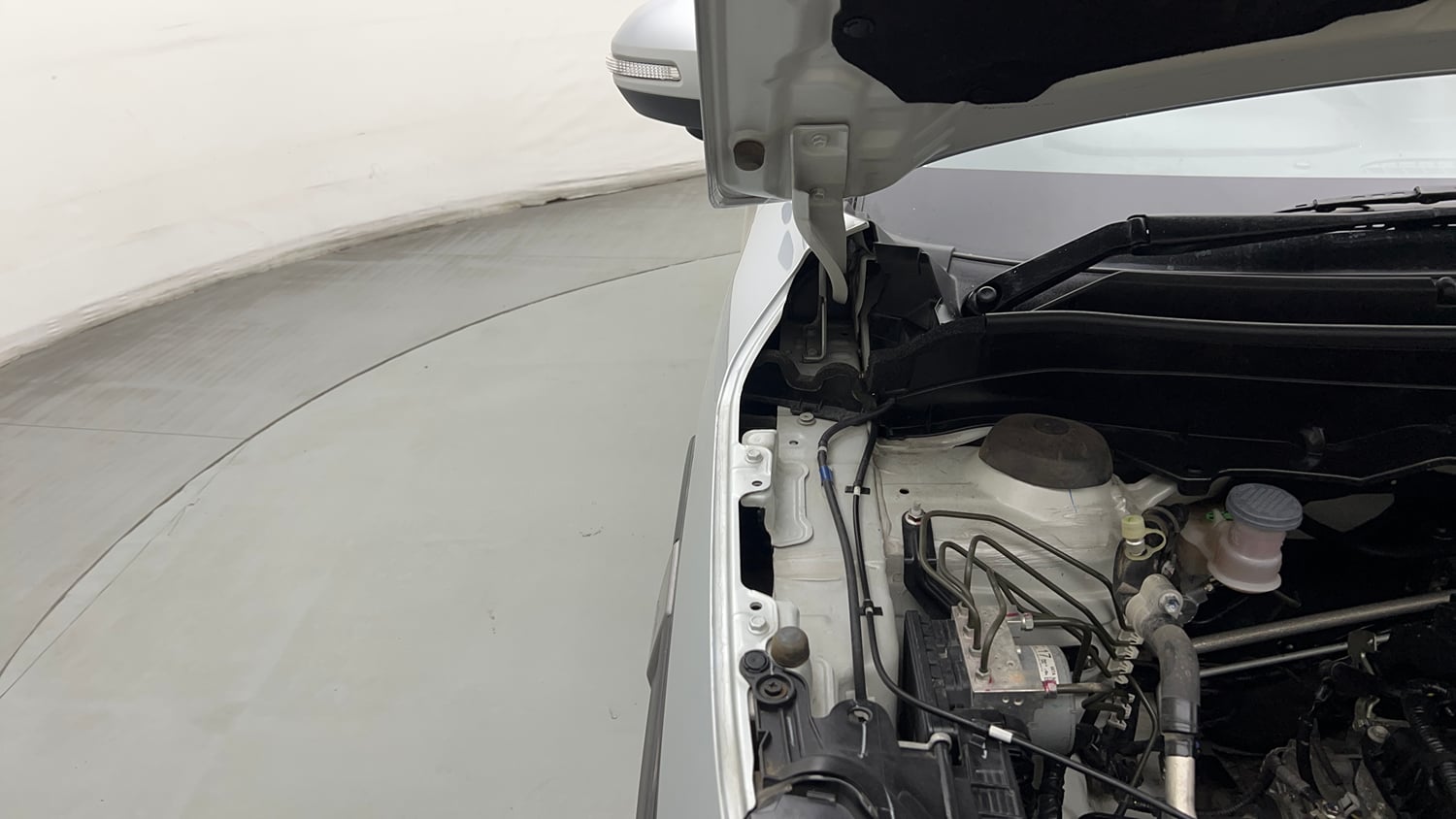 Used 2023 Maruti Suzuki Brezza ZXi Plus AT Petrol Automatic engine ENGINE RIGHT SIDE HINGE & APRON VIEW