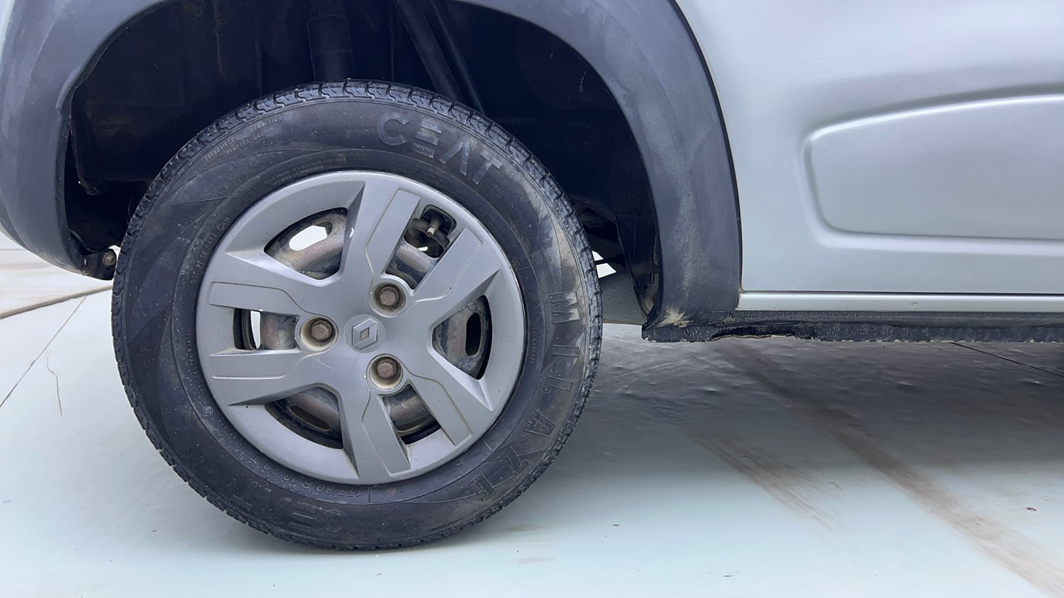 Used 2016 Renault Kwid 1.0 RXT Petrol Manual tyres RIGHT REAR TYRE RIM VIEW