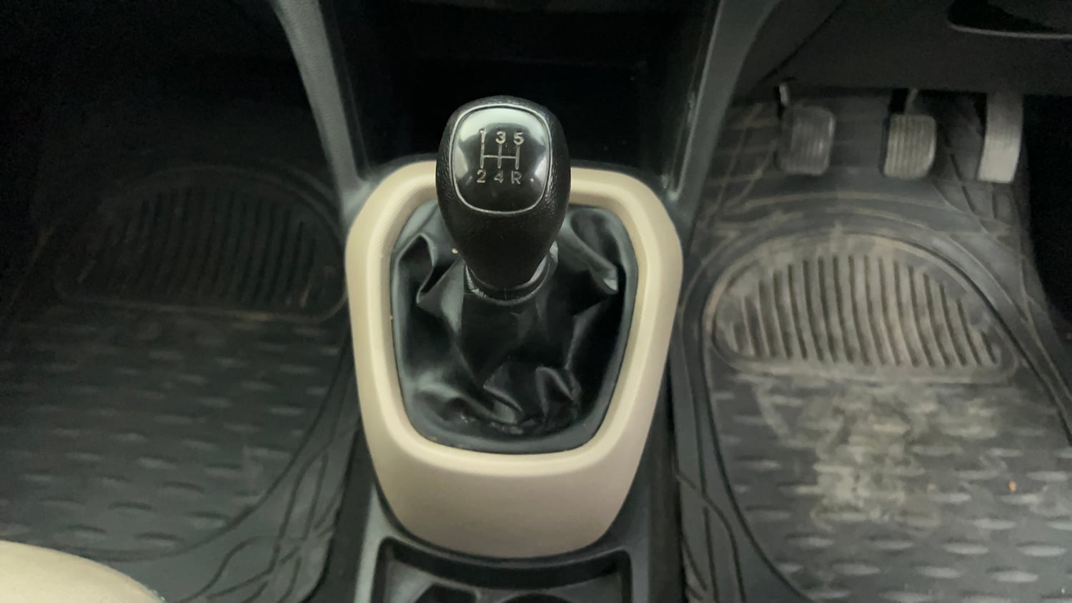 Used 2014 Hyundai Xcent Base 1.2 Petrol Manual interior GEAR  KNOB VIEW