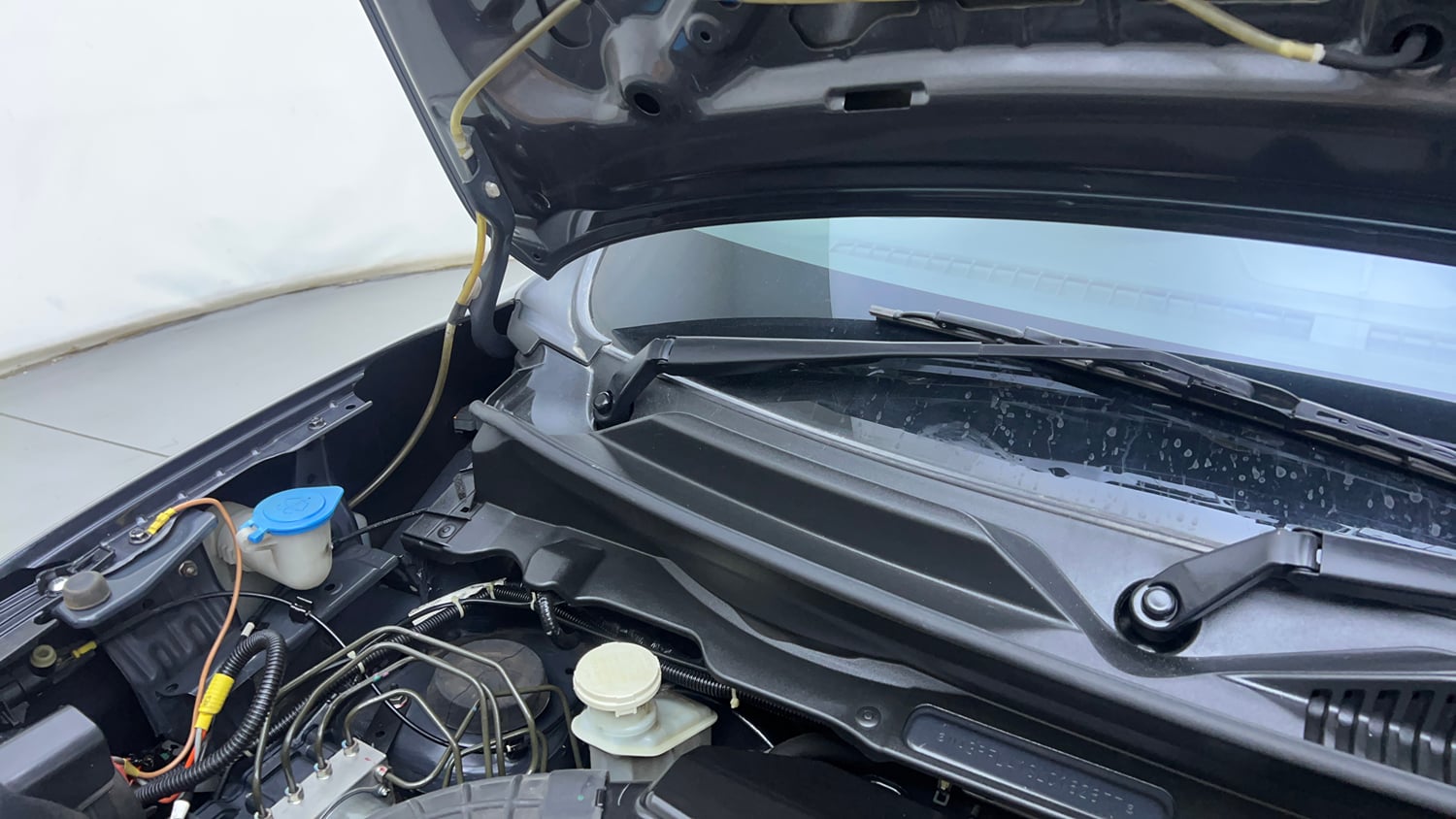 Used 2020 Maruti Suzuki S-Presso VXi Petrol Manual engine ENGINE RIGHT SIDE HINGE & APRON VIEW
