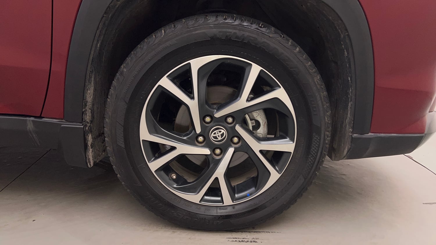 Used 2024 Toyota Urban Cruiser Hyryder V Hybrid Dual Tone Hybrid Automatic tyres RIGHT FRONT TYRE RIM VIEW