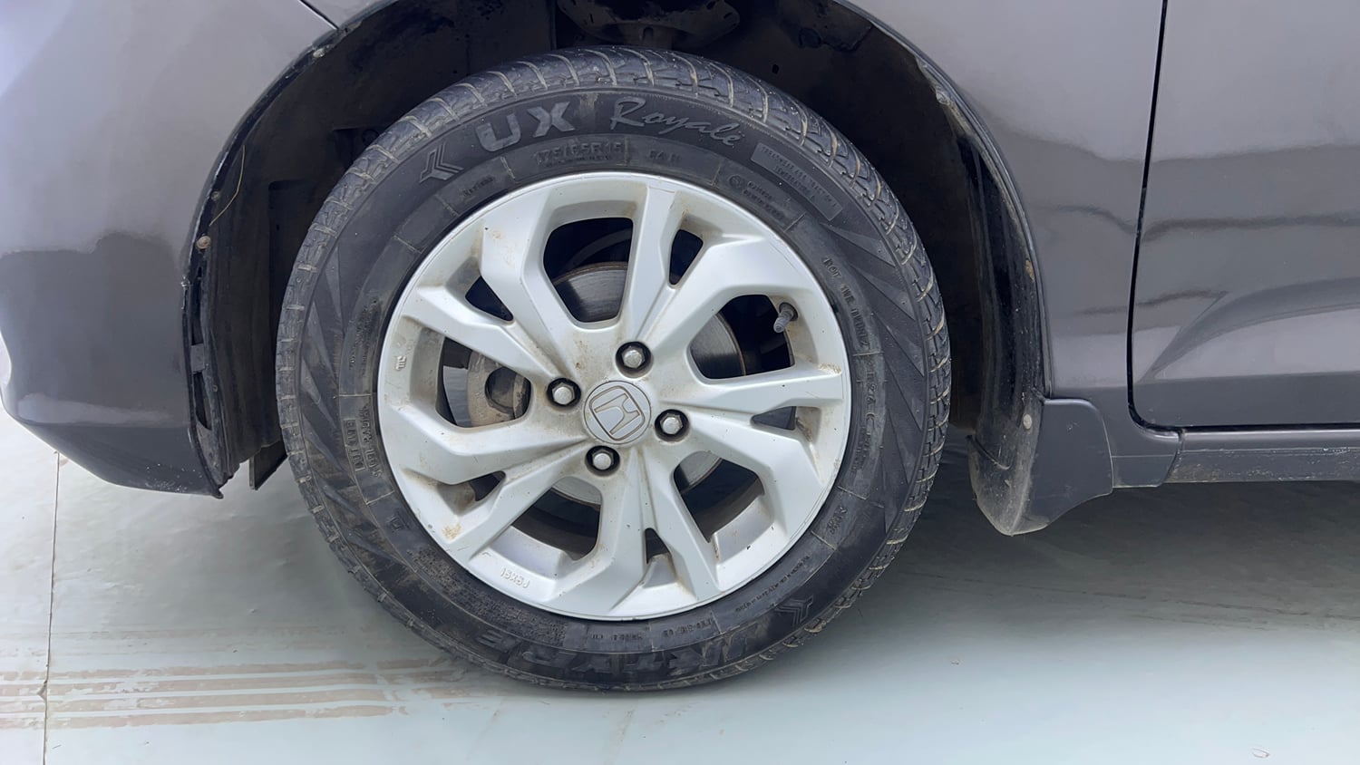 Used 2019 Honda Amaze 1.2 V CVT Petrol Petrol Automatic tyres LEFT FRONT TYRE RIM VIEW