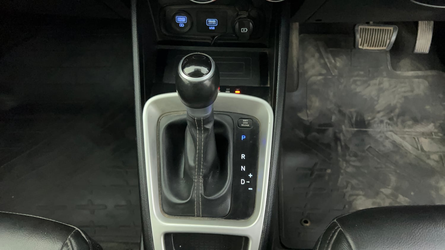 Used 2019 Hyundai Venue SX Plus 1.0 Turbo DCT Petrol Automatic interior GEAR  KNOB VIEW