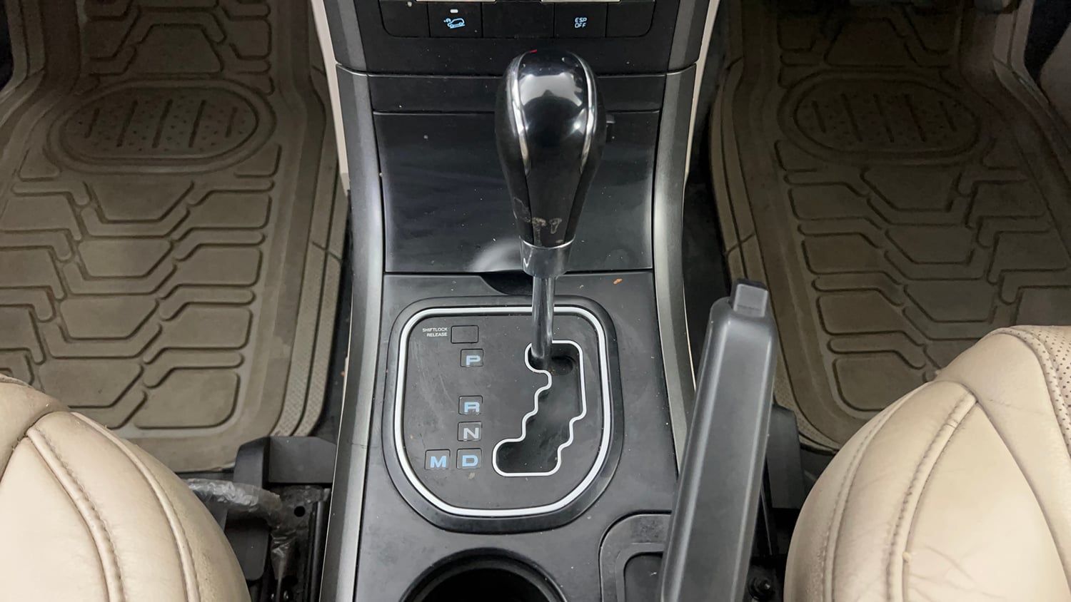 Used 2016 Mahindra XUV500 W10 AT Diesel Automatic interior GEAR  KNOB VIEW