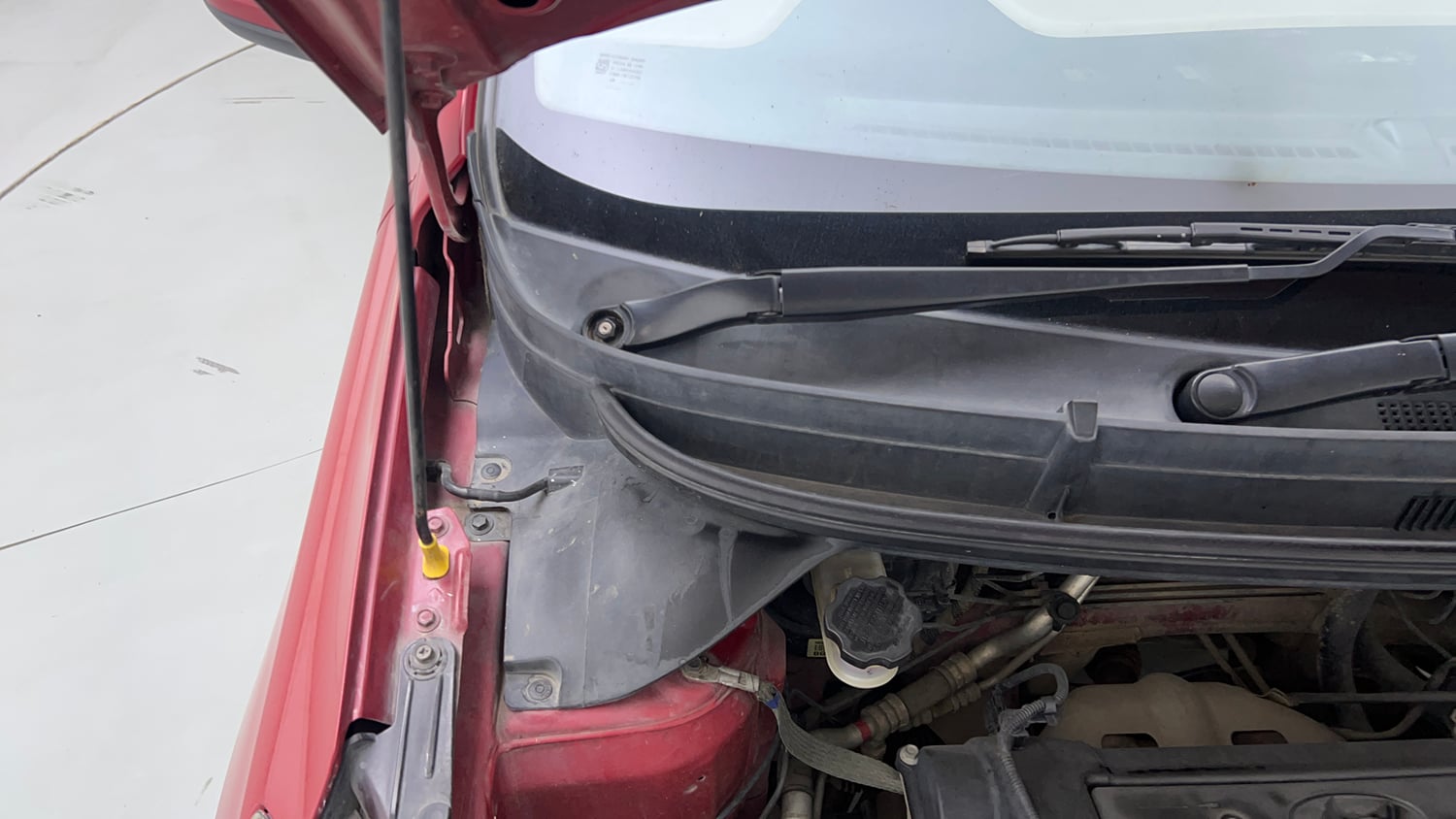 Used 2015 Hyundai Elite i20 Asta 1.2 Petrol Manual engine ENGINE RIGHT SIDE HINGE & APRON VIEW