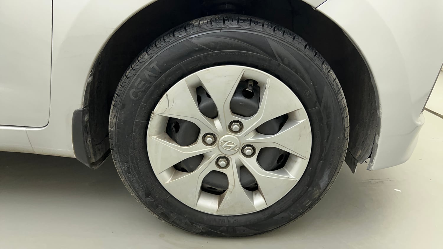 Used 2014 Hyundai Xcent Base 1.2 Petrol Manual tyres RIGHT FRONT TYRE RIM VIEW