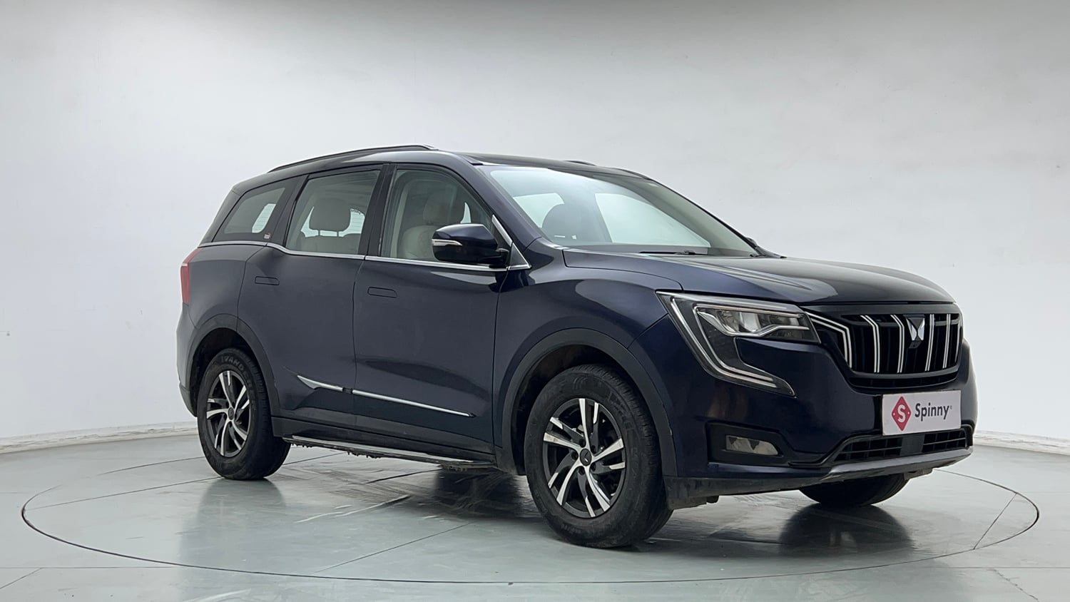 Used 2022 Mahindra XUV700 AX 5 Petrol MT 7 STR Petrol Manual exterior RIGHT FRONT CORNER VIEW