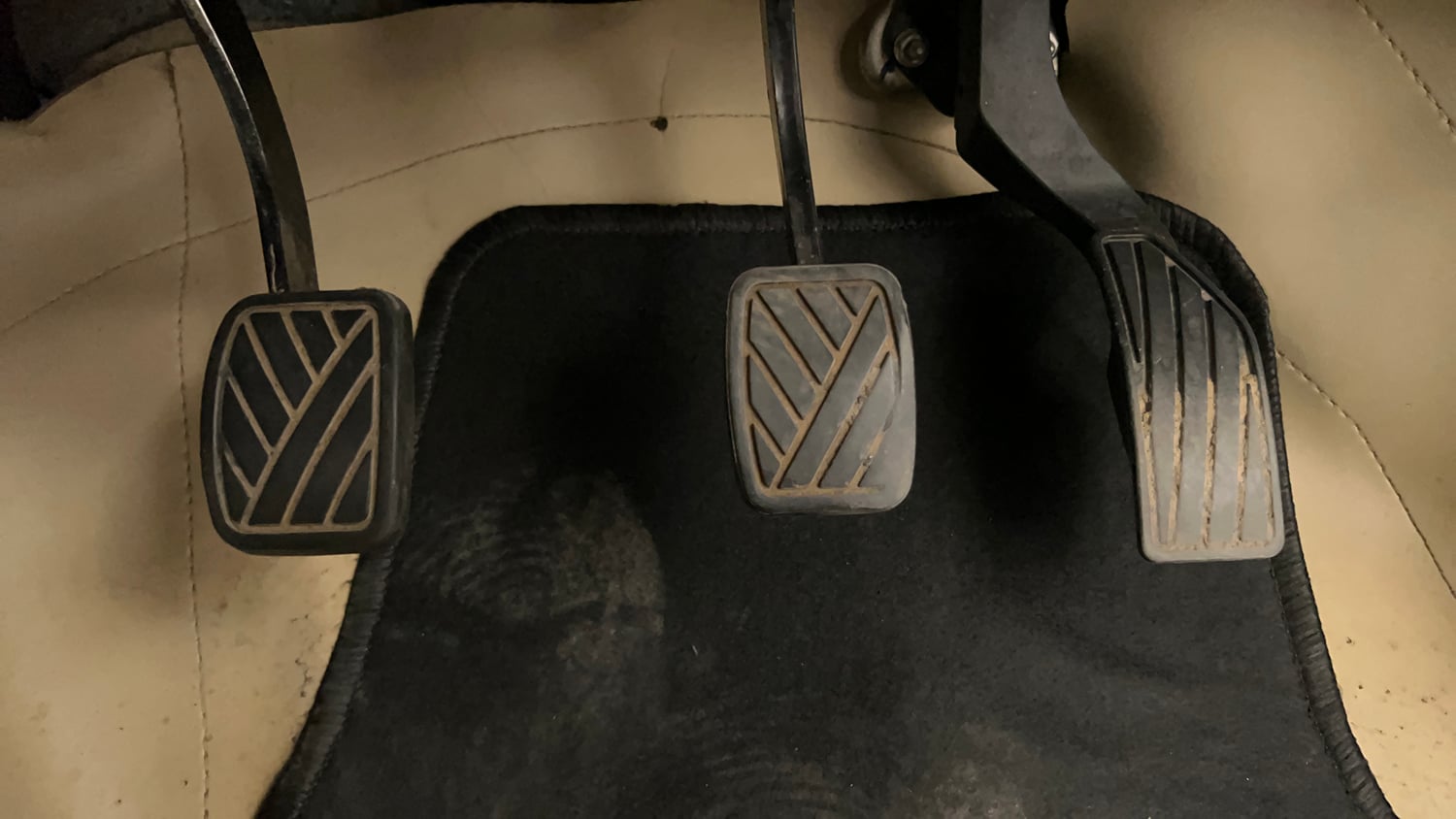 Used 2013 Maruti Suzuki Ertiga Vxi Petrol Manual interior PEDALS VIEW