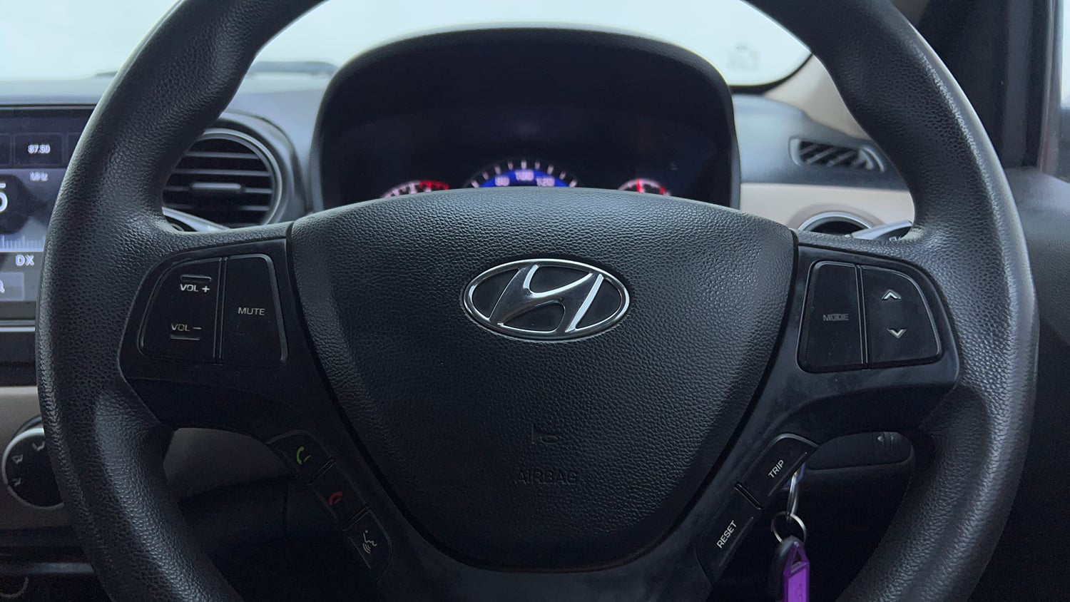 Used 2015 Hyundai Xcent SX 1.2 Petrol Manual top_features Steering mounted controls