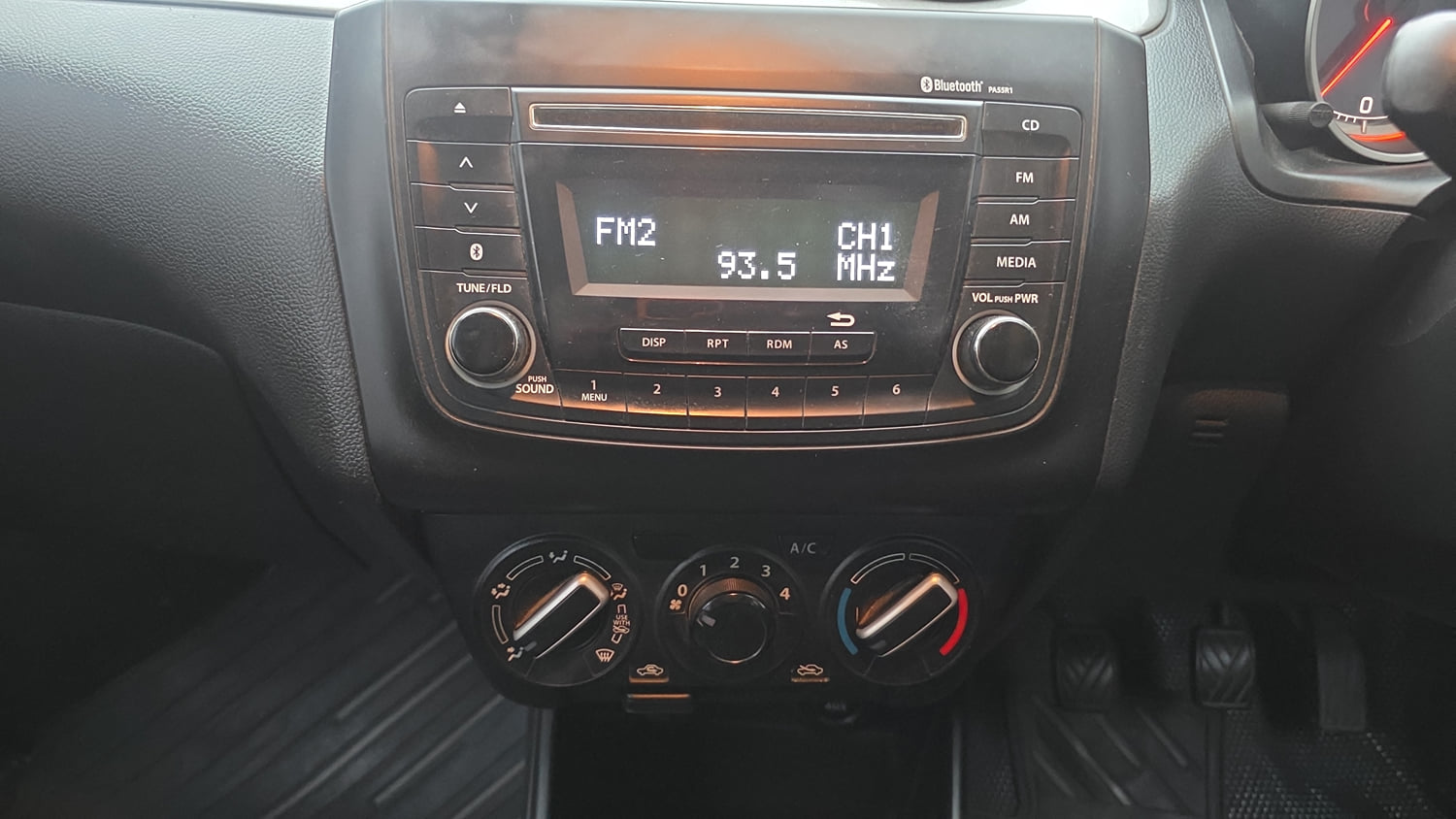 Used 2018 Maruti Suzuki Swift VDi Diesel Manual interior MUSIC SYSTEM & AC CONTROL VIEW