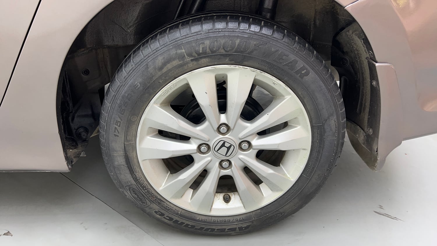 Used 2013 Honda City V MT AVN Petrol Manual tyres LEFT REAR TYRE RIM VIEW