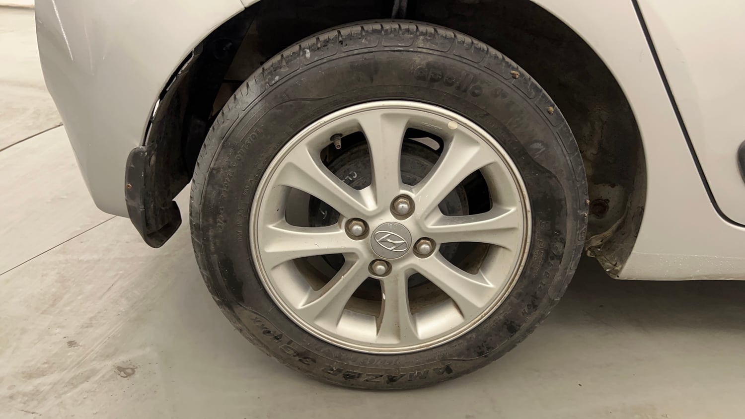 Used 2016 Hyundai Grand i10 Asta AT 1.2 Kappa VTVT Petrol Automatic tyres RIGHT REAR TYRE RIM VIEW