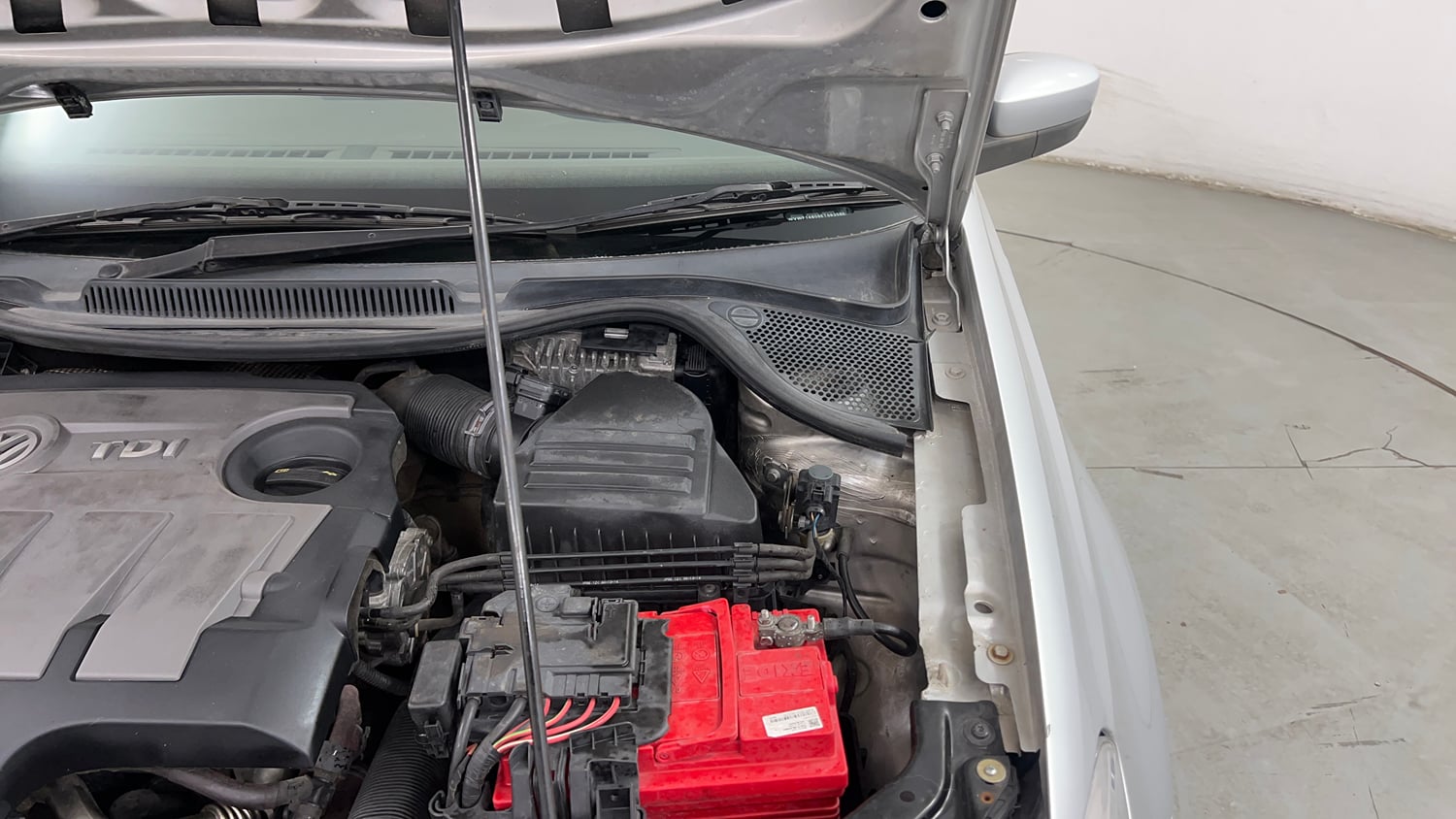 Used 2014 Volkswagen Vento Highline Diesel Diesel Manual engine ENGINE LEFT SIDE HINGE & APRON VIEW